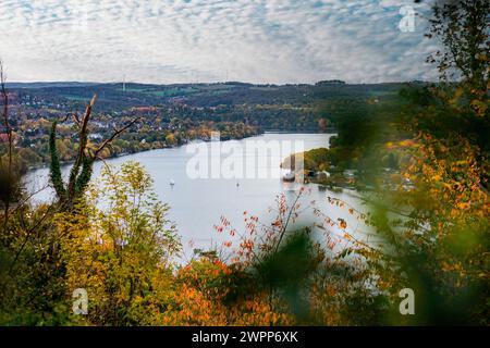 Vista sul lago Baldeney ad Essen, Renania settentrionale-Vestfalia, Germania Foto Stock