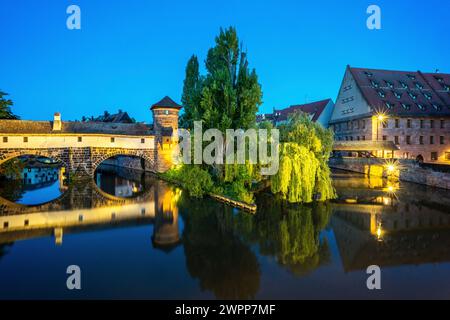 Henkersteg con Weinstadel nella città vecchia di Norimberga, nella media Franconia, Germania Foto Stock