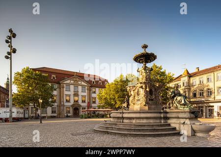 Il Palazzo Stutterheim con la Fontana di Pauli sulla Schlossplatz a Erlangen, Franconia, Baviera, Germania Foto Stock