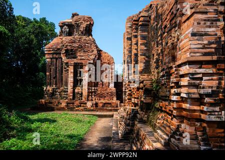 My Son Sanctuary è un grande complesso di reliquie religiose che comprende opere architettoniche Cham. Sito patrimonio dell'umanità dell'UNESCO a Quang Nam, Foto Stock