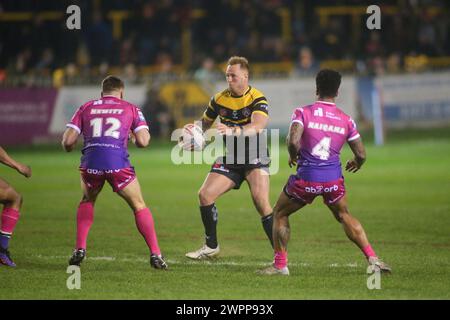 Wigan, Regno Unito. 8 marzo 2024. *Joe Western in fuga ** durante il Betfred Super League match tra Wigan Warriors e Castleford Tigers al DW Stadium di Wigan, Inghilterra, il 15 settembre 2023. Foto di Simon Hall. Solo per uso editoriale, licenza richiesta per uso commerciale. Non utilizzare in scommesse, giochi o pubblicazioni di singoli club/campionato/giocatori. Crediti: UK Sports Pics Ltd/Alamy Live News Foto Stock