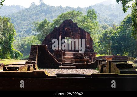 My Son Sanctuary è un grande complesso di reliquie religiose che comprende opere architettoniche Cham. Sito patrimonio dell'umanità dell'UNESCO a Quang Nam, Foto Stock