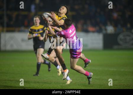 Wigan, Regno Unito. 8 marzo 2024. Liam Horne e Jake Connor competono per un pallone*** durante il Betfred Super League match tra Wigan Warriors e Castleford Tigers al DW Stadium di Wigan, Inghilterra, il 15 settembre 2023. Foto di Simon Hall. Solo per uso editoriale, licenza richiesta per uso commerciale. Non utilizzare in scommesse, giochi o pubblicazioni di singoli club/campionato/giocatori. Crediti: UK Sports Pics Ltd/Alamy Live News Foto Stock