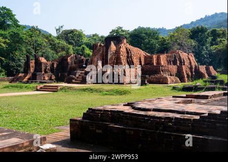 My Son Sanctuary è un grande complesso di reliquie religiose che comprende opere architettoniche Cham. Sito patrimonio dell'umanità dell'UNESCO a Quang Nam, Foto Stock