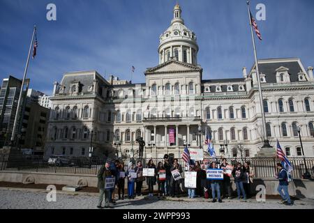 Baltimora, Stati Uniti. 8 marzo 2024. 8 marzo 2024, Baltimore City Hall, Baltimore, MD, STATI UNITI. Credete alle donne israeliane. I sostenitori e gli alleati delle donne ebree e israeliane si sono riuniti in occasione della giornata internazionale della donna per piangere le donne uccise nella guerra israelo-Hamas e tutte le donne, ancora in prigionia. Stuprati, torturati, assassinati e alleati femministe tacciono. (Foto di Robyn Stevens Brody/Sipa USA) credito: SIPA USA/Alamy Live News Foto Stock