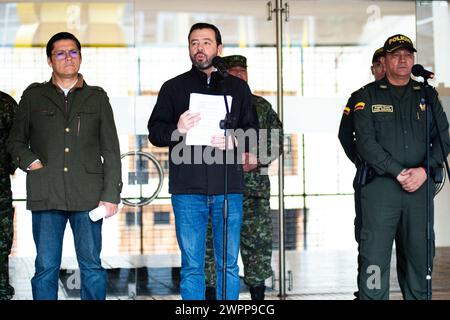 Il sindaco di Bogotà Carlos Fernando Galan sta parlando ai media dei progressi e dei casi di Bogotà in seguito a un consiglio di sicurezza a Bogotà, in Colombia, Foto Stock