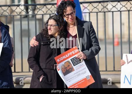 Baltimora, Stati Uniti. 8 marzo 2024. 8 marzo 2024, Baltimore City Hall, Baltimore, MD, STATI UNITI. Credete alle donne israeliane. I sostenitori e gli alleati delle donne ebree e israeliane si sono riuniti in occasione della giornata internazionale della donna per piangere le donne uccise nella guerra israelo-Hamas e tutte le donne, ancora in prigionia. Stuprati, torturati, assassinati e alleati femministe tacciono. (Foto di Robyn Stevens Brody/Sipa USA) credito: SIPA USA/Alamy Live News Foto Stock