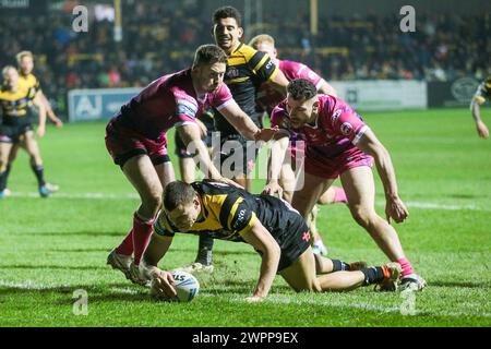 Wigan, Regno Unito. 8 marzo 2024. Innes Senior segna una meta *** durante il Betfred Super League match tra Wigan Warriors e Castleford Tigers al DW Stadium di Wigan, Inghilterra, il 15 settembre 2023. Foto di Simon Hall. Solo per uso editoriale, licenza richiesta per uso commerciale. Non utilizzare in scommesse, giochi o pubblicazioni di singoli club/campionato/giocatori. Crediti: UK Sports Pics Ltd/Alamy Live News Foto Stock