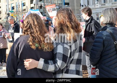 Baltimora, Stati Uniti. 8 marzo 2024. 8 marzo 2024, Baltimore City Hall, Baltimore, MD, STATI UNITI. Credete alle donne israeliane. I sostenitori e gli alleati delle donne ebree e israeliane si sono riuniti in occasione della giornata internazionale della donna per piangere le donne uccise nella guerra israelo-Hamas e tutte le donne, ancora in prigionia. Stuprati, torturati, assassinati e alleati femministe tacciono. (Foto di Robyn Stevens Brody/Sipa USA) credito: SIPA USA/Alamy Live News Foto Stock