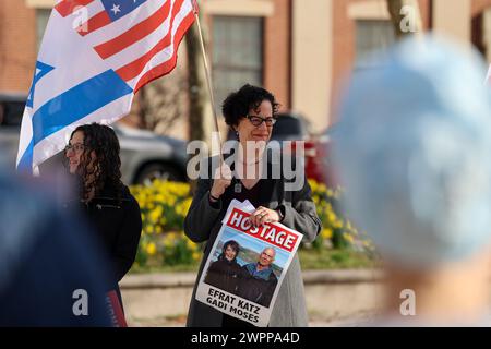 Baltimora, Stati Uniti. 8 marzo 2024. 8 marzo 2024, Baltimore City Hall, Baltimore, MD, STATI UNITI. Credete alle donne israeliane. I sostenitori e gli alleati delle donne ebree e israeliane si sono riuniti in occasione della giornata internazionale della donna per piangere le donne uccise nella guerra israelo-Hamas e tutte le donne, ancora in prigionia. Stuprati, torturati, assassinati e alleati femministe tacciono. (Foto di Robyn Stevens Brody/Sipa USA) credito: SIPA USA/Alamy Live News Foto Stock