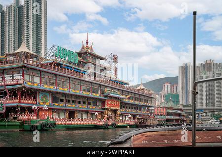 Il ristorante galleggiante Jumbo ad Aberdeen Harbour, Hong Kong, Cina, prima che affondasse, preso il 18 aprile 2011 Foto Stock