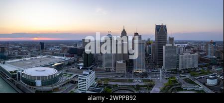 Vista aerea del centro di Detroit sotto la luce del sole serale. La seconda area metropolitana più grande del Midwest americano. Foto Stock