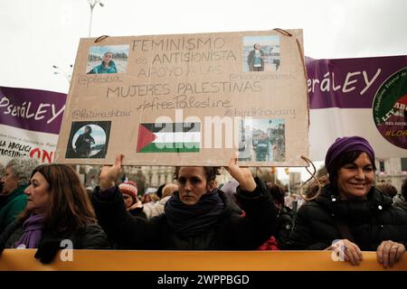 Madrid, Spagna. 8 marzo 2024. Diverse donne protestano durante la manifestazione 8M in occasione della giornata internazionale della donna, in Plaza de Cibeles a Madrid l'8 marzo 2024, Spagna (foto di Oscar Gonzalez/Sipa USA) credito: SIPA USA/Alamy Live News Foto Stock