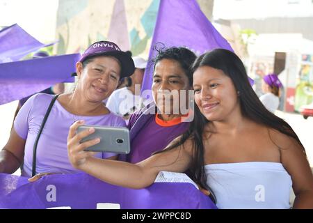 MANTA-dia DE LA MUJER PLANTON 8M Manta, 08 marzo 2024. Planton conmemorativo por el 8 de marzo, dia Internacional de la Mujer. API / Ariel OCHOA Manta Manabi Ecuador SOI-MANTA-DIADELAMUJERPLANTON8M-e4157f8c1070390a188e9426967efadb *** MANTA WOMENS DAY 8M PLANTON Manta, 08 marzo 2024 Planton commemorazione 8 marzo, giornata Internazionale delle donne API Ariel OCHOA Manabi Manabi Ecuador SOI Manta 978X8887882107870E70E70E70E7882E782OOCOMAT 82OOCOOOCOMAT Foto Stock