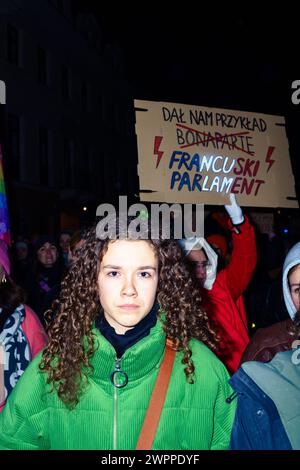 Protesta in difesa della disponibilità di contraccezione di emergenza in Polonia. L'iscrizione sul retro: Ha dato l'esempio di Bonaparte, il parlamento francese. Varsavia Polonia Copyright: XMikolajxJaneczekx Foto Stock