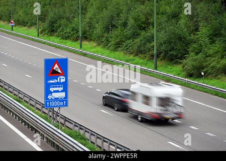 L'auto con roulotte guida su autostrada con una pendenza dell'8% Foto Stock