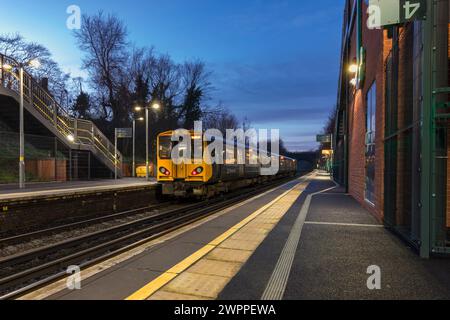 Merseyrail Electrics classe livrea blu e grigia 507 terza ferrovia elettrica 507001 alla stazione ferroviaria di St Michaels di notte Foto Stock