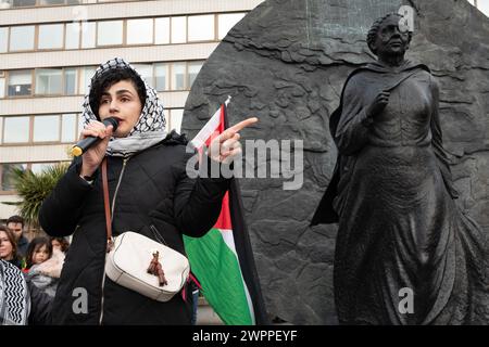 Londra, Regno Unito. 8 marzo 2024. Un oratore dei genitori per la Palestina si rivolge a una coalizione di gruppi femminili che si riuniscono all'ospedale di St Thomas per celebrare la giornata internazionale della donna tenendo una Stand con la manifestazione delle donne della Palestina. Crediti: Ron Fassbender/Alamy Live News Foto Stock