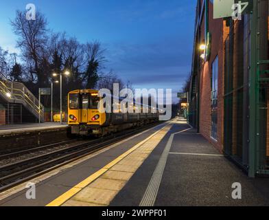 Merseyrail Electrics classe livrea blu e grigia 507 terza ferrovia elettrica 507001 alla stazione ferroviaria di St Michaels di notte Foto Stock