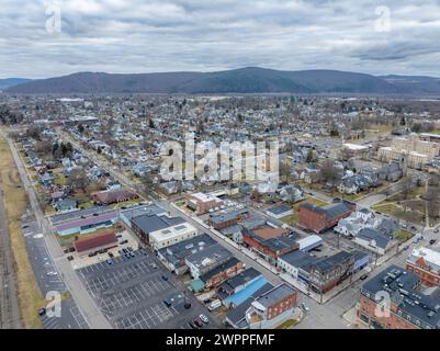 Sayre, Pennsylvania, Stati Uniti d'America - 03-03-2024 - Nuvolosa immagine aerea invernale dell'area del centro città di Sayre, Pennsylvania. Foto Stock