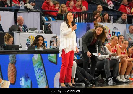 Minneapolis, Minnesota, Stati Uniti. 8 marzo 2024. Nebraska Cornhuskers allenatore AMY WILLIAMS durante una partita di quarti di finale tra Michigan State e Nebraska al Torneo di pallacanestro femminile TIAA Big10 2024 al Target Center il 7 marzo 2024. Il Nebraska ha vinto 73-61. (Immagine di credito: © Steven Garcia/ZUMA Press Wire) SOLO PER USO EDITORIALE! Non per USO commerciale! Foto Stock