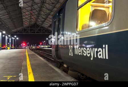 Merseyrail Electrics classe livrea blu e grigia 507 terzo treno elettrico 507001 alla stazione ferroviaria di Southport. Foto Stock