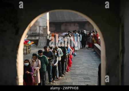 Kathmandu, Bagmati, Nepal. 8 marzo 2024. I devoti indù nepalesi si allineano per entrare nel Tempio Pashupati per eseguire rituali al Signore Shiva durante il festival Mahashivaratri nei locali del Tempio Pashupatinath. I devoti indù provenienti dal Nepal e dall'India vengono in questo tempio per prendere parte al festival Shivaratri, uno dei più grandi festival indù dedicati al Signore Shiva e celebrati dai devoti di tutto il mondo. (Credit Image: © Prabin Ranabhat/SOPA Images via ZUMA Press Wire) SOLO PER USO EDITORIALE! Non per USO commerciale! Foto Stock