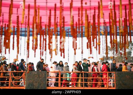 Kathmandu, Bagmati, Nepal. 8 marzo 2024. I devoti indù nepalesi si allineano per entrare nel Tempio Pashupati per eseguire rituali al Signore Shiva durante il festival Mahashivaratri nei locali del Tempio Pashupatinath. I devoti indù provenienti dal Nepal e dall'India vengono in questo tempio per prendere parte al festival Shivaratri, uno dei più grandi festival indù dedicati al Signore Shiva e celebrati dai devoti di tutto il mondo. (Credit Image: © Prabin Ranabhat/SOPA Images via ZUMA Press Wire) SOLO PER USO EDITORIALE! Non per USO commerciale! Foto Stock