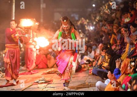 Kathmandu, Bagmati, Nepal. 8 marzo 2024. I sacerdoti indù eseguono Aarati mentre pregano dio Shiva durante il festival Maha Shivaratri nei locali del Tempio Pashupatinath. I devoti indù provenienti dal Nepal e dall'India vengono in questo tempio per prendere parte al festival Shivaratri, uno dei più grandi festival indù dedicati al Signore Shiva e celebrati dai devoti di tutto il mondo. (Credit Image: © Prabin Ranabhat/SOPA Images via ZUMA Press Wire) SOLO PER USO EDITORIALE! Non per USO commerciale! Foto Stock