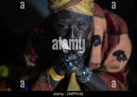 Kathmandu, Nepal. 8 marzo 2024. Un santo indù, o Sadhu, il seguace del Signore Shiva, fuma marijuana durante il festival Maha Shivaratri nei locali del Tempio Pashupatinath. I devoti indù provenienti dal Nepal e dall'India vengono in questo tempio per prendere parte al festival Shivaratri, uno dei più grandi festival indù dedicati al Signore Shiva e celebrati dai devoti di tutto il mondo. (Foto di Prabin Ranabhat/SOPA Images/Sipa USA) credito: SIPA USA/Alamy Live News Foto Stock