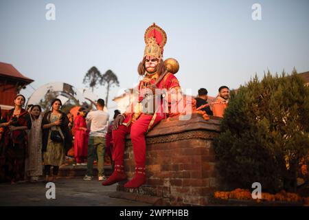 Kathmandu, Nepal. 8 marzo 2024. Un uomo sacro indù o sadhu, vestito come un Dio Hanuman visto nei locali del Tempio Pashupatinath durante il festival Mahashivaratri. I devoti indù provenienti dal Nepal e dall'India vengono in questo tempio per prendere parte al festival Shivaratri, uno dei più grandi festival indù dedicati al Signore Shiva e celebrati dai devoti di tutto il mondo. (Foto di Prabin Ranabhat/SOPA Images/Sipa USA) credito: SIPA USA/Alamy Live News Foto Stock