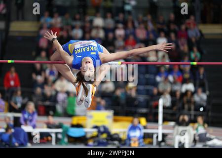 Yaroslava Mahichickh salta nella finale di WomenÕs High Jump durante i Campionati del mondo di atletica leggera indoor 2024 - 1° giorno 01/03/2024 all'Emirates Arena il 01/03/2024 foto di Ben Booth/Alamy Foto Stock