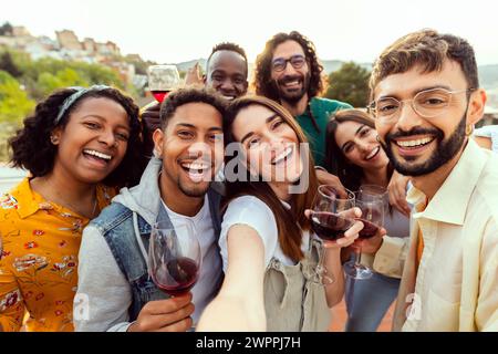 Allegri giovani amici che fanno selfie di gruppo e si divertono con la festa estiva. Foto Stock