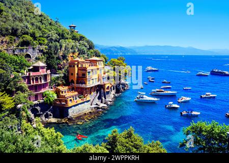 Lussuose ville sul mare di Portofino, Italia. Insenatura panoramica con barche nel Mar Mediterraneo. Foto Stock