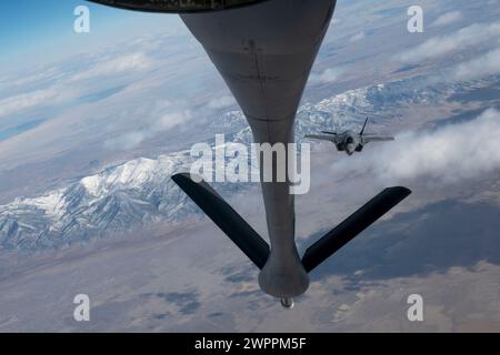 Montagne Rocciose, Stati Uniti. 27 febbraio 2024. Un F-35A Lightning II della United States Air Force, assegnato alle Black Widows del 421st Fighter Squadron, si avvicina per fare rifornimento da un KC-135 Stratotanker dell'Air Force durante l'esercitazione EXPLODEO sulle Montagne Rocciose, il 27 febbraio 2024 nello Utah. Credito: A1C Gavin Hameed/U.S. Air Force/Alamy Live News Foto Stock