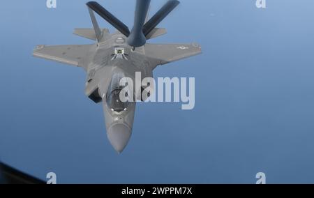 Golfo del Messico, Stati Uniti. 1° marzo 2024. Un F-35A Lightning II della United States Air Force, assegnato ai Nomads del 33rd Fighter Wing, si rifornisce da un KC-135 Stratotanker dell'Air Force, il 1° marzo 2024 sul Golfo del Messico. Credito: SRA Jessica Do/U.S. Air Force/Alamy Live News Foto Stock