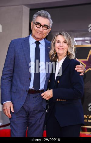 Hollywood, Stati Uniti. 8 marzo 2024. Deborah Divine (a destra) si unisce a suo marito Eugene Levy alla sua Star on the Hollywood Walk of Fame Ceremony tenutasi a Hollywood, CALIFORNIA, l'8 marzo 2024. (Foto di Sthanlee B. Mirador/Sipa USA) credito: SIPA USA/Alamy Live News Foto Stock