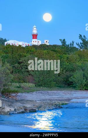 Full Wolf Moon Rising vicino a St Il faro di David che si riflette nelle Bermuda sull'acqua Foto Stock