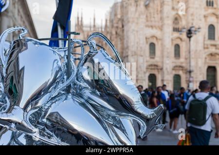 Milano, Italia - 10 giugno 2023: Coppe celebrative in preparazione delle partite di Champions League dell'Inter in Piazza Duomo a Milano Foto Stock