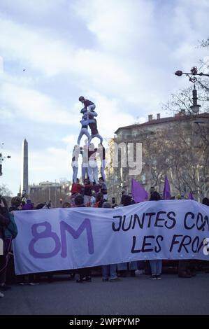 Barcellona, Spagna. 8 marzo 2024. I tradizionali castellers catalani si esibiscono durante la dimostrazione. Più di 40,000 persone hanno marciato nel centro di Passeig de Gracia avenue in occasione del cosiddetto 8M, celebrando le donne e chiedendo maggiore uguaglianza di genere. Credito: SOPA Images Limited/Alamy Live News Foto Stock
