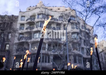 Barcellona, Spagna. 8 marzo 2024. Le torce si vedono bruciare durante la dimostrazione. Più di 40,000 persone hanno marciato nel centro di Passeig de Gracia avenue in occasione del cosiddetto 8M, celebrando le donne e chiedendo maggiore uguaglianza di genere. Credito: SOPA Images Limited/Alamy Live News Foto Stock