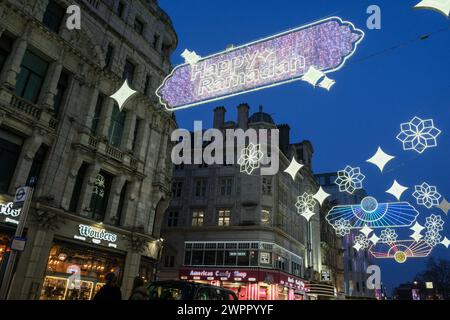 Londra, Regno Unito, 8 marzo 2024. Un'installazione di luci Ramadan composta da 30.000 lampadine torna per il secondo anno a Coventry Street, in vista del mese sacro islamico. L'esposizione di luci è stata la prima del suo genere in Europa, finanziata da un'organizzazione no-profit e donazioni pubbliche. Credito: Fotografia dell'undicesima ora/Alamy Live News Foto Stock