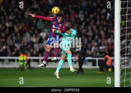 Barcellona, ESP. 8 marzo 2024. FC BARCELONA VS RCD MALLORCA. 7 marzo 2024 Vitor Roque (19) del FC Barcelona (sinistra) affronta con Giovanni Gonzalez (20) del RCD Mallorca durante la partita tra FC Barcelona e Getafe CF corrispondente alla ventotto giornata di la Liga EA Sports allo Stadio Olimpico Lluis Companys di Montjuic a Barcellona, Spagna. Crediti: Rosdemora/Alamy Live News Foto Stock