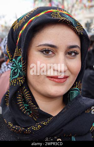 Una donna curda, vista indossare i suoi abiti tradizionali durante il raduno della giornata internazionale della donna a Diyarbakir. La giornata internazionale della donna è stata celebrata con una manifestazione a Diyarbakir, Turchia, alla quale hanno partecipato centinaia di donne curde nei loro abiti tradizionali. Raduno organizzato dal movimento delle donne libere curde (Tevgera Jinên Azad-TJA) e dall'Assemblea delle donne del Partito per l'uguaglianza e la democrazia dei popoli (Partito DEM) con lo slogan "Bi jin jiyan azadiye ber bi azadiye ve" (verso la libertà con "donne, vita, libertà”). Sono stati fatti discorsi durante la manifestazione sottolineando l'importanza dello strugg femminile Foto Stock