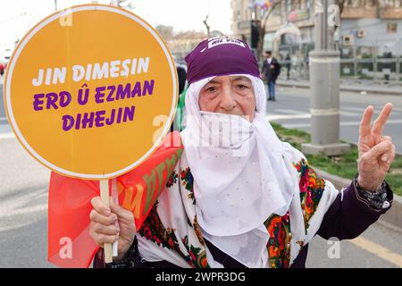 Una donna anziana curda indossa i suoi abiti tradizionali durante il raduno della giornata internazionale della donna a Diyarbakir. La giornata internazionale della donna è stata celebrata con una manifestazione a Diyarbakir, Turchia, alla quale hanno partecipato centinaia di donne curde nei loro abiti tradizionali. Raduno organizzato dal movimento delle donne libere curde (Tevgera Jinên Azad-TJA) e dall'Assemblea delle donne del Partito per l'uguaglianza e la democrazia dei popoli (Partito DEM) con lo slogan "Bi jin jiyan azadiye ber bi azadiye ve" (verso la libertà con "donne, vita, libertà”). Durante la manifestazione sono stati fatti discorsi che sottolineavano l'importanza delle donne Foto Stock