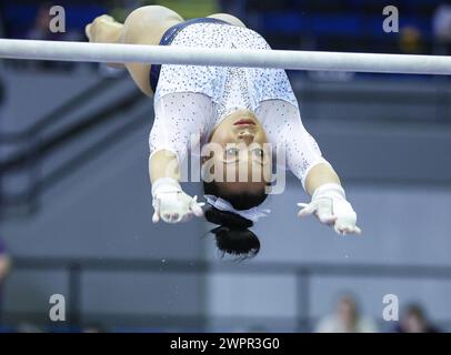 Baton Rouge, LOUISIANA, Stati Uniti. 8 marzo 2023. Gabby McLaughlin di Auburn compete sulle barre parallele irregolari durante la LSU Purple e Gold Classic, LA ginnastica femminile collegiale si incontrano al River Center di Baton Rouge, LOUISIANA. Kyle Okita/CSM/Alamy Live News Foto Stock