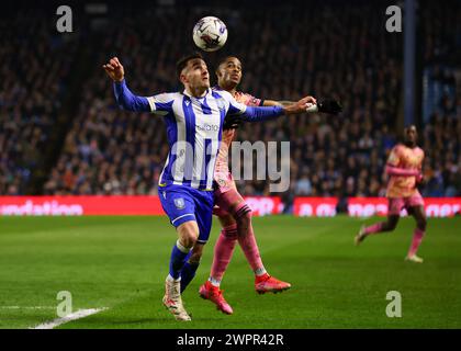 Sheffield, Regno Unito. 8 marzo 2024. Pol Valentín di Sheffield Wednesday e Crysencio Summerville di Leeds United durante lo Sky Bet Championship match a Hillsborough, Sheffield. Il credito per immagini dovrebbe essere: Jonathan Moscrop/Sportimage Credit: Sportimage Ltd/Alamy Live News Foto Stock