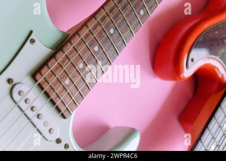 Chitarra elettrica e basso su sfondo rosa con spazio di copia. Foto Stock