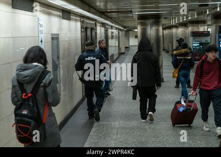 Membri della Metropolitan Transportation Authority Police visti di pattuglia alla Penn Station di New York l'8 marzo 2024. Dopo un picco di violenza nel sistema, il governatore Kathy Hochul chiese alle guardie nazionali e un ulteriore numero di polizia da dispiegare nel sistema. Foto Stock