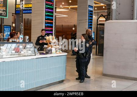 New York, New York, Stati Uniti. 8 marzo 2024. Membri della Metropolitan Transportation Authority Police visti in pattuglia alla Moynihan Train Hall di New York l'8 marzo 2024. Dopo un picco di violenza nel sistema, il governatore Kathy Hochul chiese alle guardie nazionali e un ulteriore numero di polizia da dispiegare nel sistema. (Credit Image: © Lev Radin/ZUMA Press Wire) SOLO PER USO EDITORIALE! Non per USO commerciale! Foto Stock